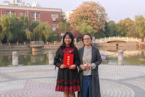 王水勤老师为一等奖颁奖.jpg 王水勤老师为一等奖颁奖.jpg