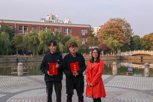 金苏琪老师为三等奖颁奖.jpg 金苏琪老师为三等奖颁奖.jpg