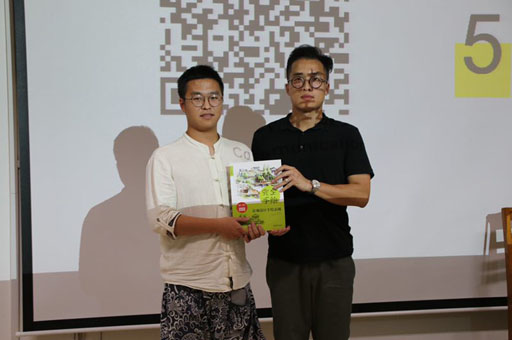 向学生赠书..jpg 向学生赠书..jpg