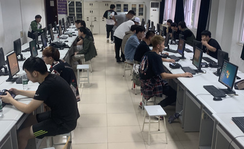 比赛选拔前学生模拟器加练_副本.jpg 比赛选拔前学生模拟器加练_副本.jpg