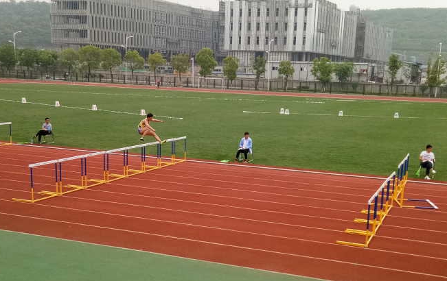 图三 汽车工程系成昌哲同学在男子110米栏比赛中.jpg