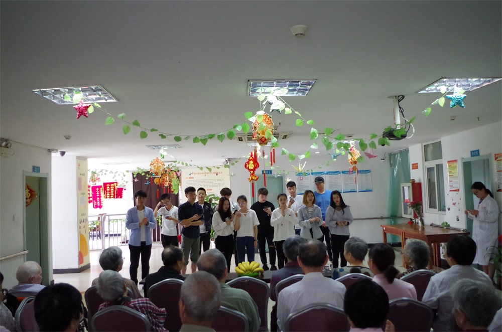 图一 志愿者为老人们献唱歌曲 .JPG