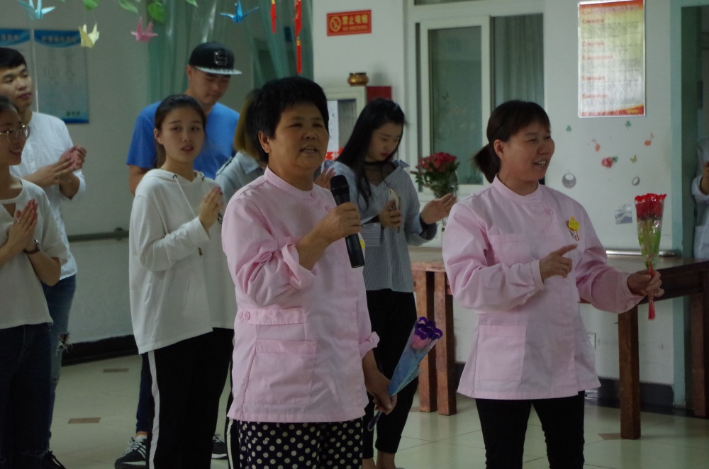 图三 南山园工作人员献唱一首红歌.JPG