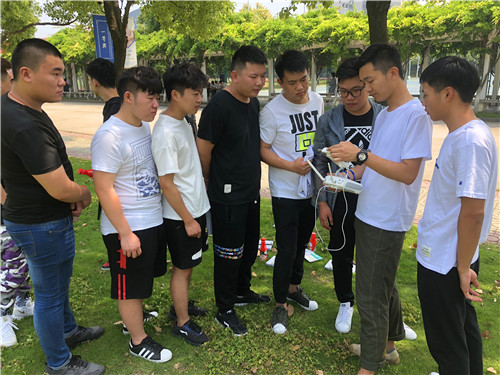 杨笑笑讲解无人机操控.jpg