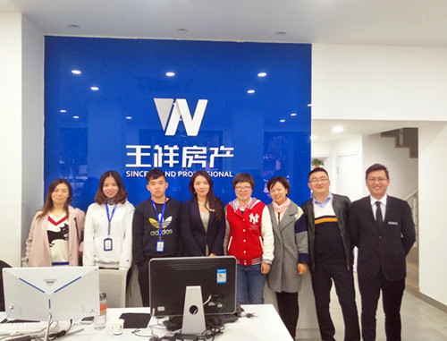 师生与王祥地产负责人合影_副本.jpg