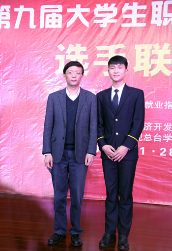 省教育厅教育工委副书记潘漫与av在线
获奖选手合影.jpg