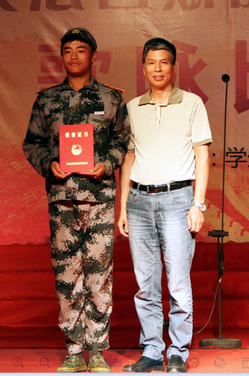 av在线
领导为冠军机电工程系颁奖 拷贝.jpg