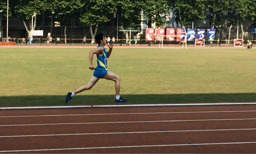 av在线
队员在奋勇接力.jpg